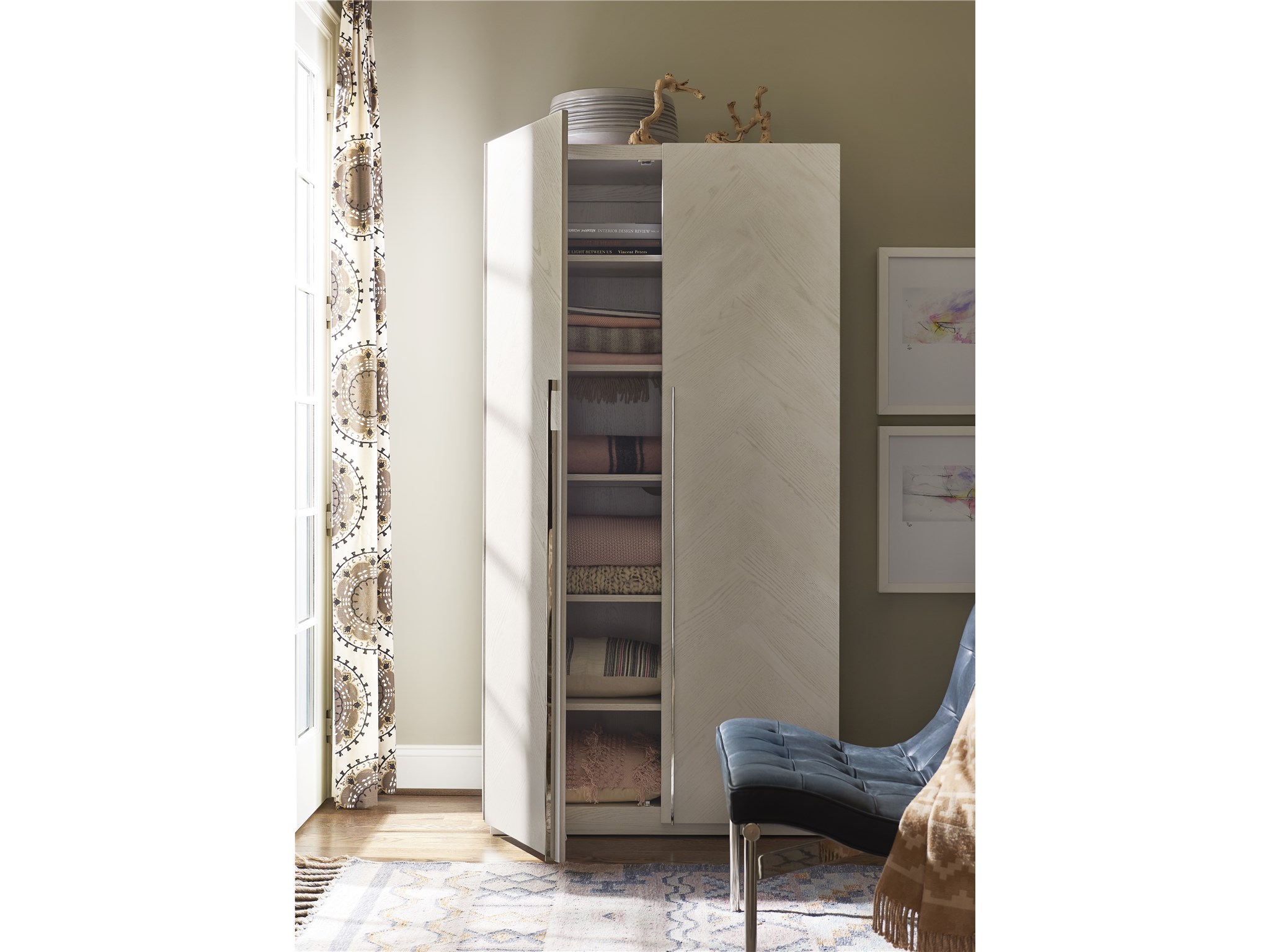 Decorum Armoire