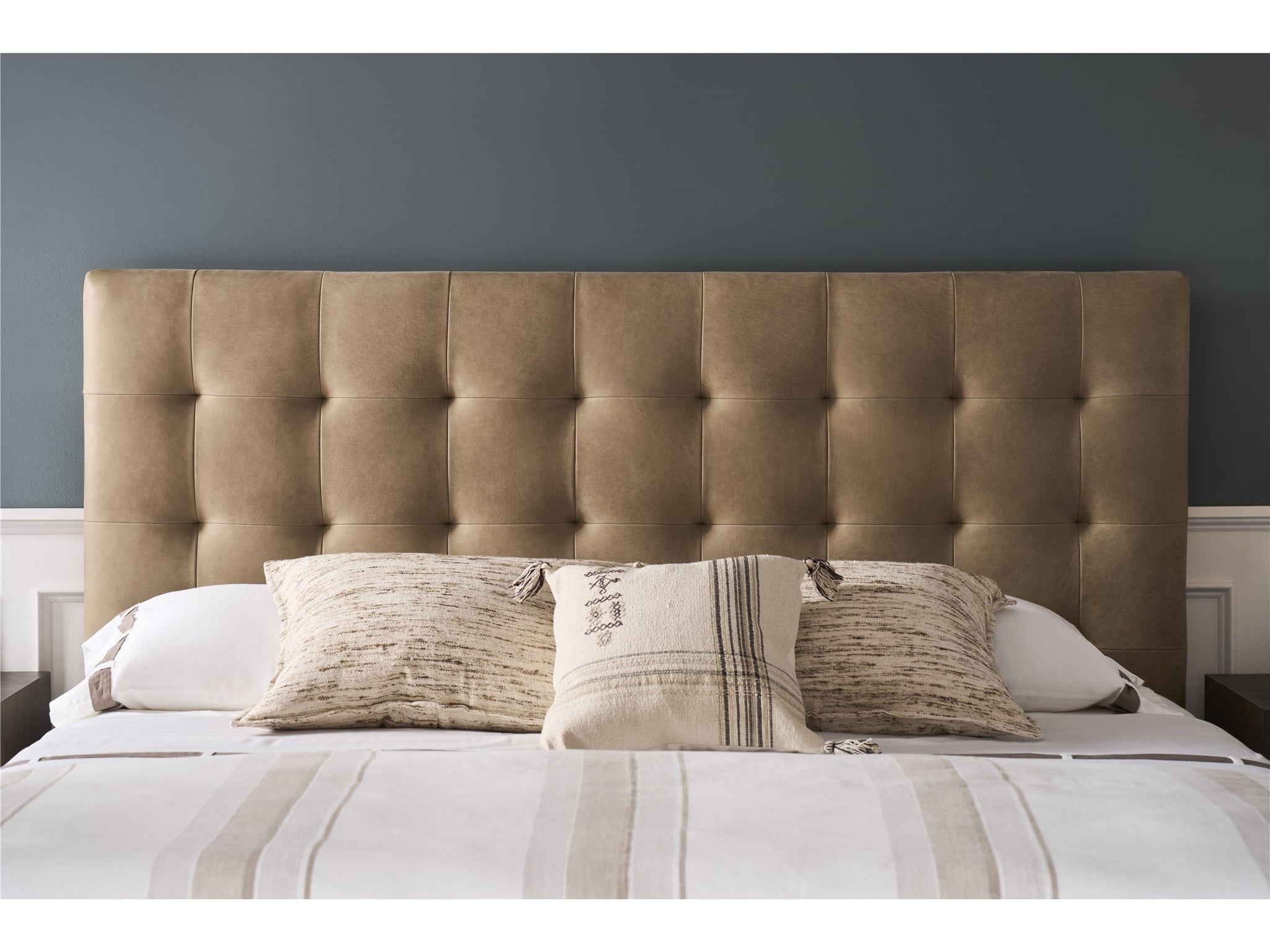 ◆フィスバ◆シーツ◆244×294cm◆グレー◆L-2506WE11◆ Montclair Montclair Upholstered Bed King | Universal Furniture